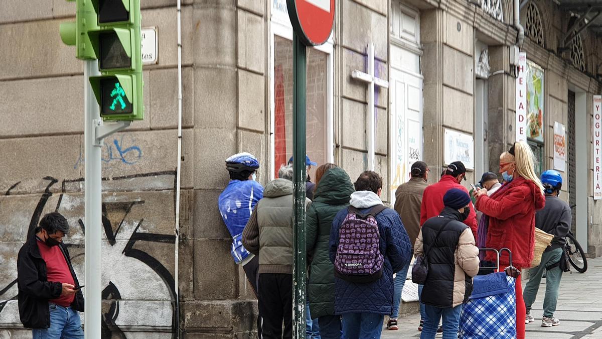 COLA DE PERSONAS EN EL REPARTO DE BOLSAS DE ALIMENTOS A PERSONAS NECESITADAS EN LAS MISIONERAS DEL SILENCIO, CUYO COMEDOR SOCIAL ESTA CERRADO DEBIDO AL COVID-19.