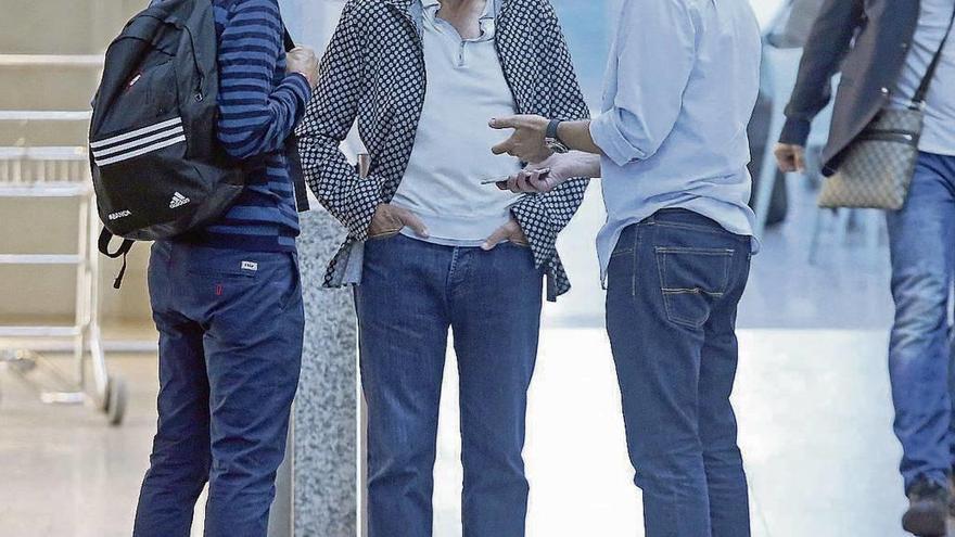 Antonio Chaves, Carlos Mouriño y Felipe Miñámbres, en Peinador, durante un viaje del Celta. // M. G. Brea