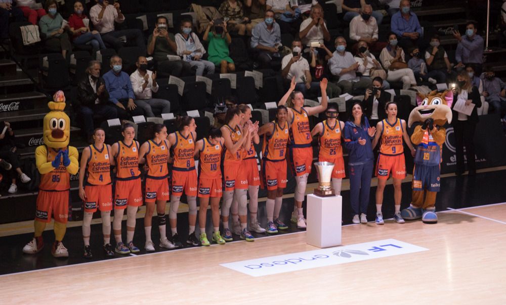 El Valencia iza el estandarte de la Supercopa con una Fonteta entregada