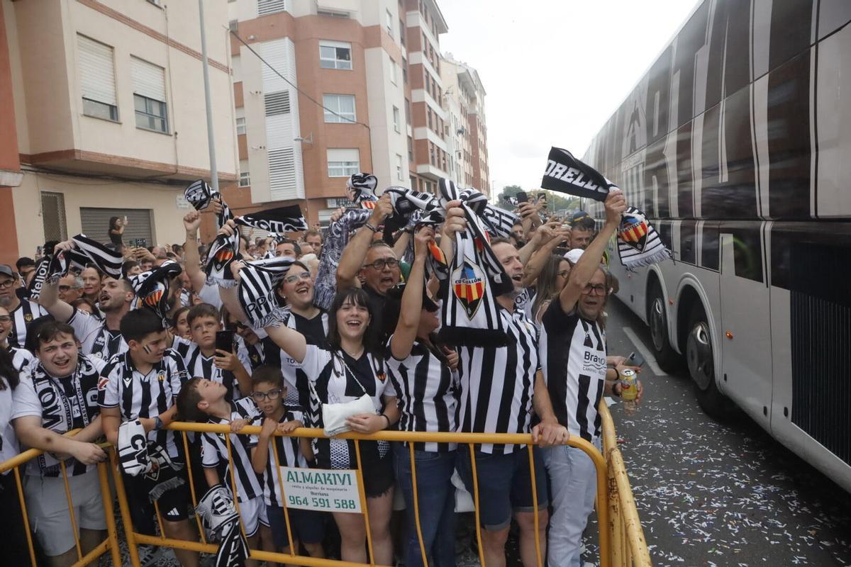 Galería | El recibimiento al autobús del Castellón, en imágenes Galería | El recibimiento al autobús del Castellón, en imágenes