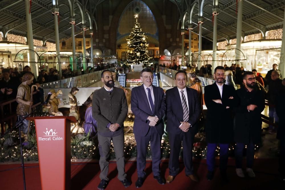 Primer día del árbol de Navidad, pista de patinaje sobre hielo y el tiovivo del ayuntamiento