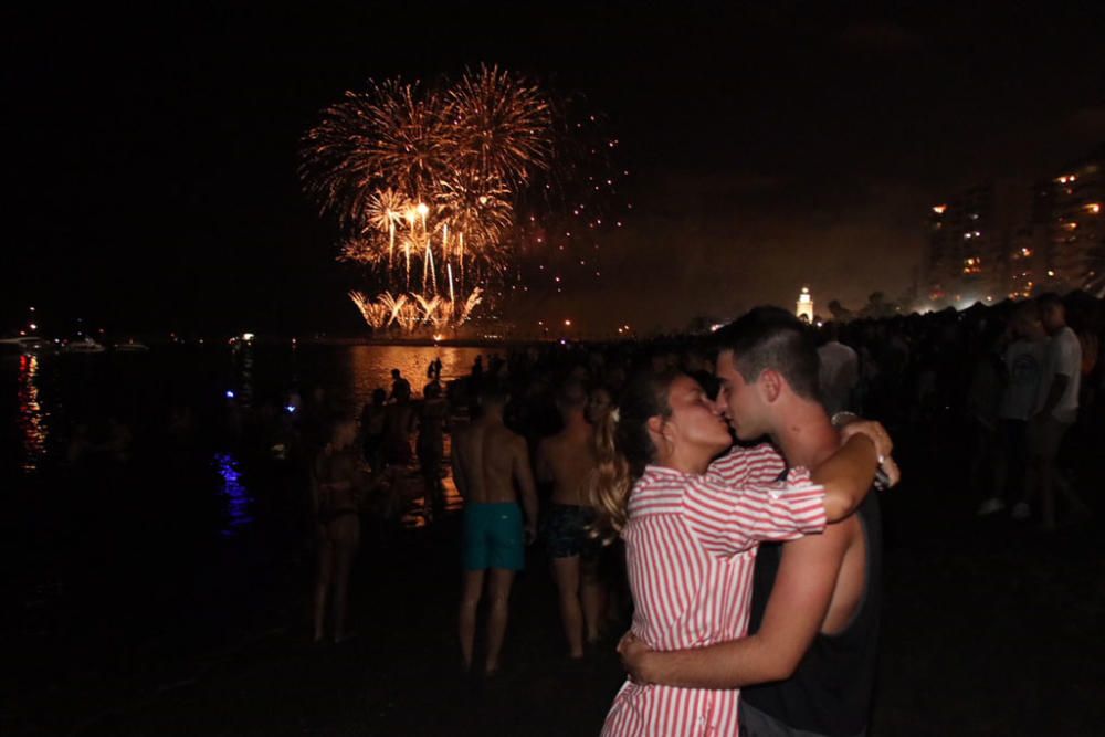 Como es tradición, el espectáculo pirotécnico da paso a días de fiesta en Málaga. Y como cada año, cientos de jóvenes siguieron los fuegos desde la playa de La Malagueta