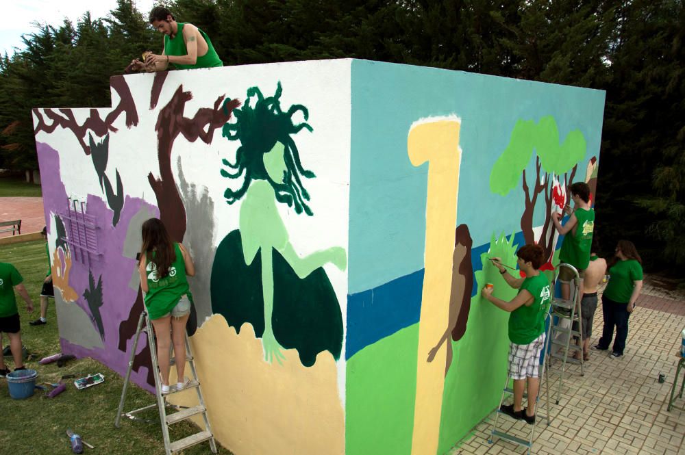 Una veintena de alumnos de Bachillerato de Arte del IES Universidad Laboral transforma en tres días un pintarrajeado depósito de agua de Parques y Jardines en una obra de arte.