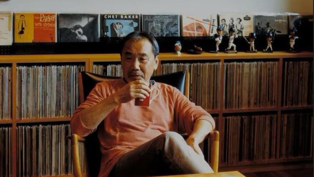 Murakami, junto a su colección de discos.