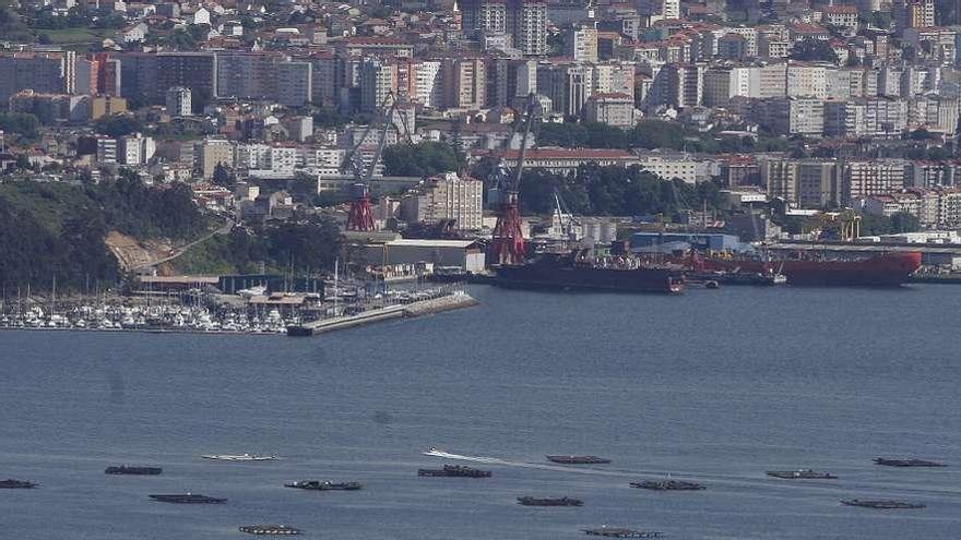 Uno de los polígonos de bateas cerrados en aguas de O Morrazo, en Meira.  // Gonzalo Núñez