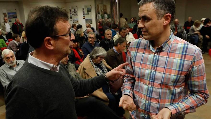 Fernández Ardura, a la derecha, conversa con Roberto Lena antes del inicio de la asamblea del PSOE de Gijón de ayer.