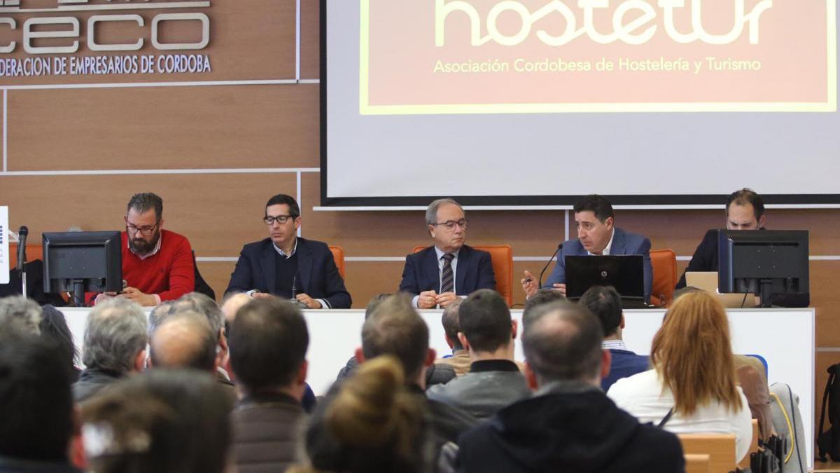 Los hosteleros avisan de que denunciarán la ilegalidad pero pelearán por defenderse