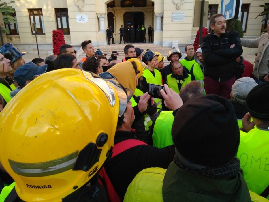 Encierro y protesta de los bomberos de Málaga por el nuevo calendario laboral