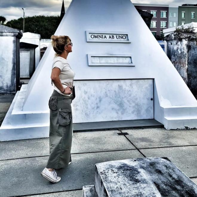 La autora visitando la tumba de Nicolas Cage. Y no, no está muerto, pero es una persona previsora.