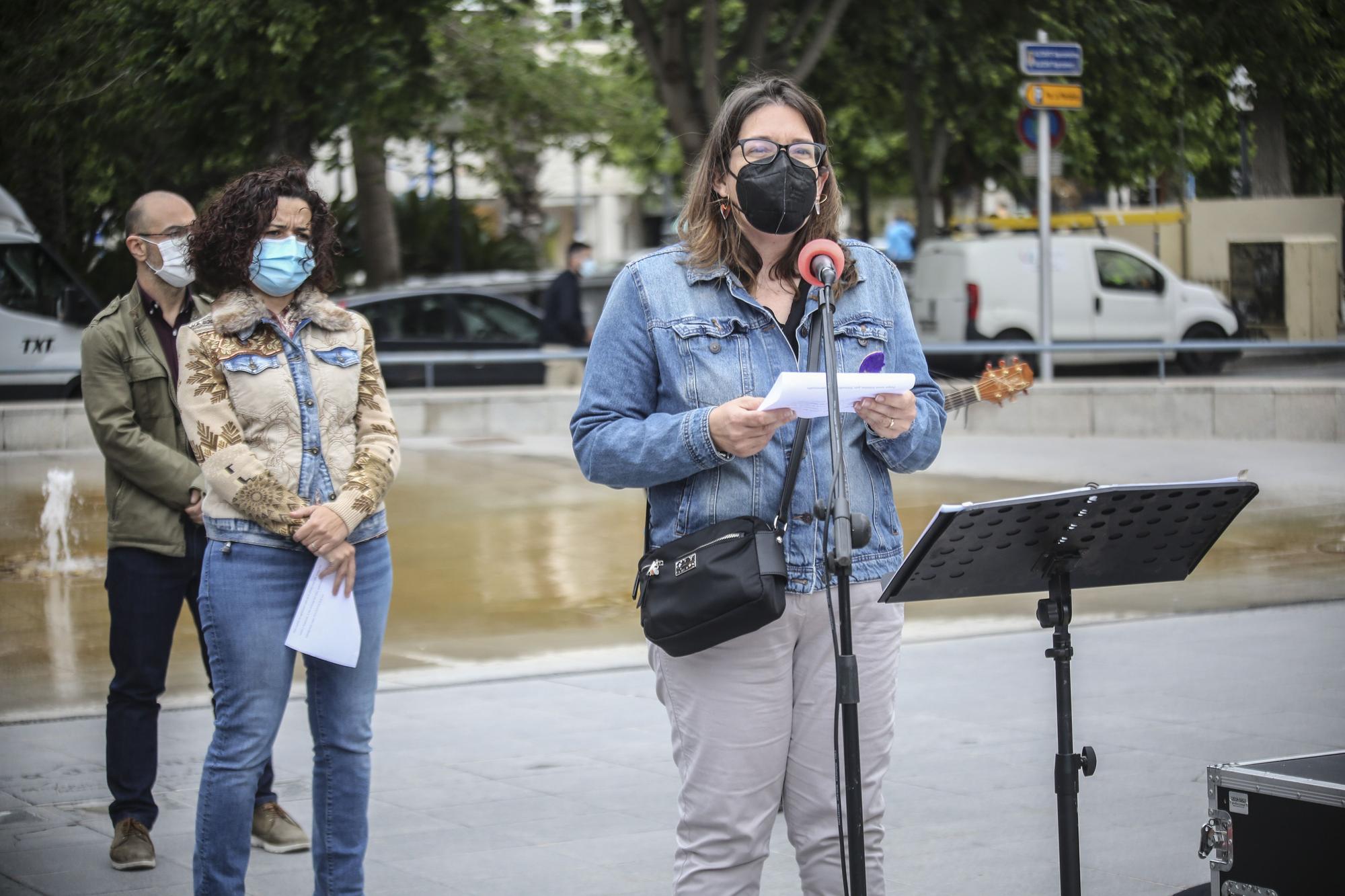 Concentración en contra de la agresión homófoba en el monte Tossal de Alicante