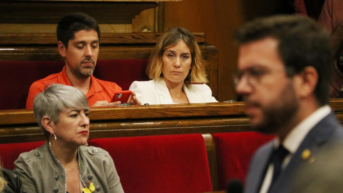 Els diputats dels comuns Jéssica Albiach i David Cid durant la sessió de control, mentre intervé el president del Govern, Pere Aragonès