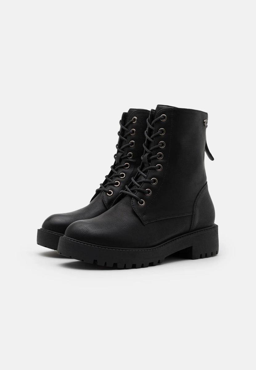 Botines negros con cordones de Xti a la venta en Zalando. (Precio: 45,45 euros)