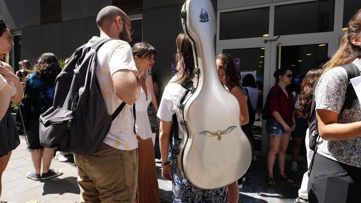 Alumnos y alumnas del Conservatori del Liceu se concentran en la sede del conservatorio de Nou de la Rambla para protestar contra los abusos