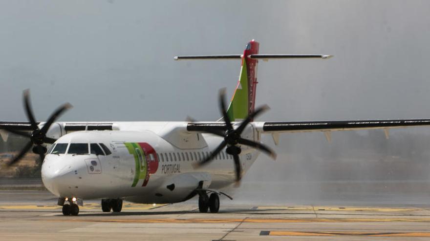 Primer avión procedente de Lisboa que ha aterrizado en El Altet este mediodía.