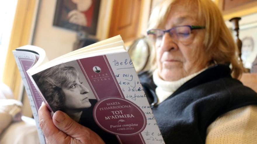 Marta Pesarrodona llegint un frament de la seva darrera obra