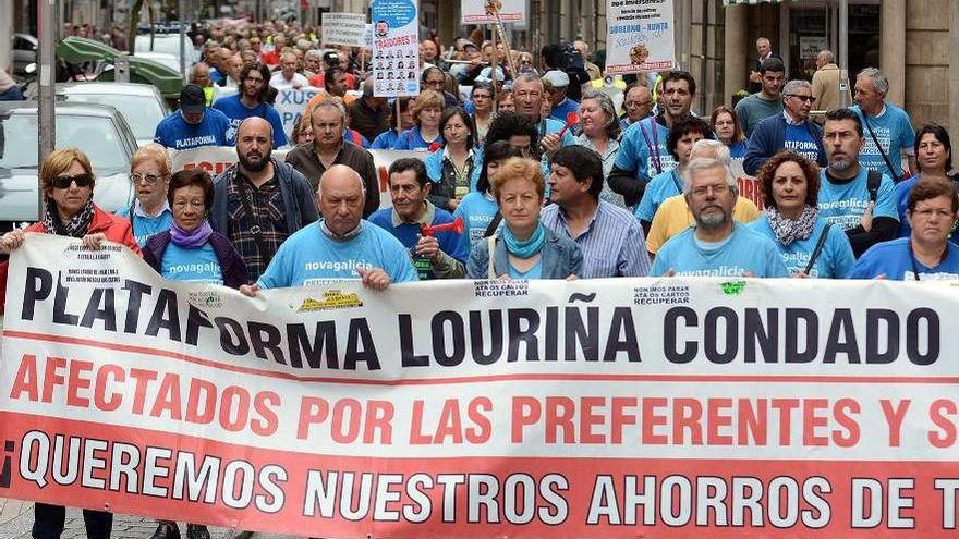 Uno de los grupos ayer en Pontevedra, con retornados y afectados de preferentes. // Rafa Vázquez