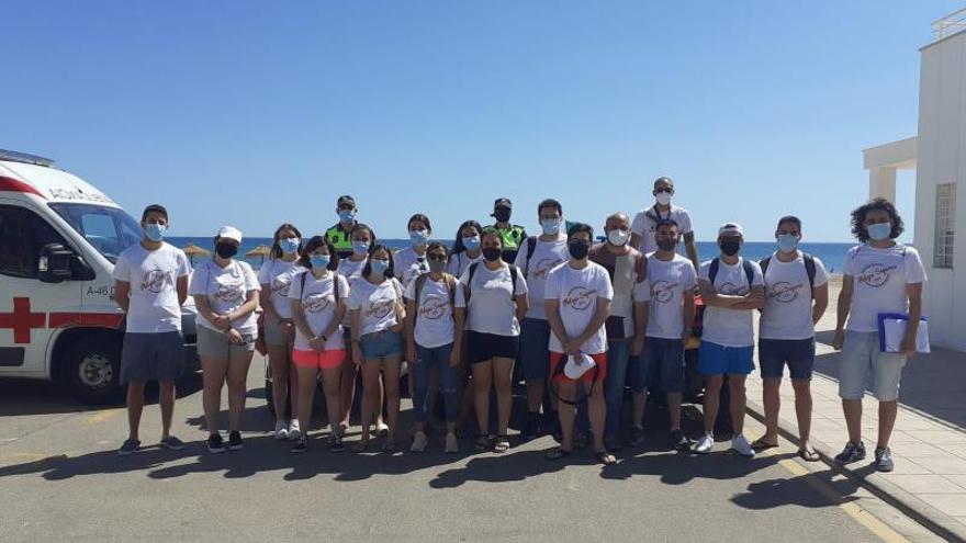 Turisme  Gandia i Oliva tenen a 50 joves treballant en les platges per complir les normes sanitàries