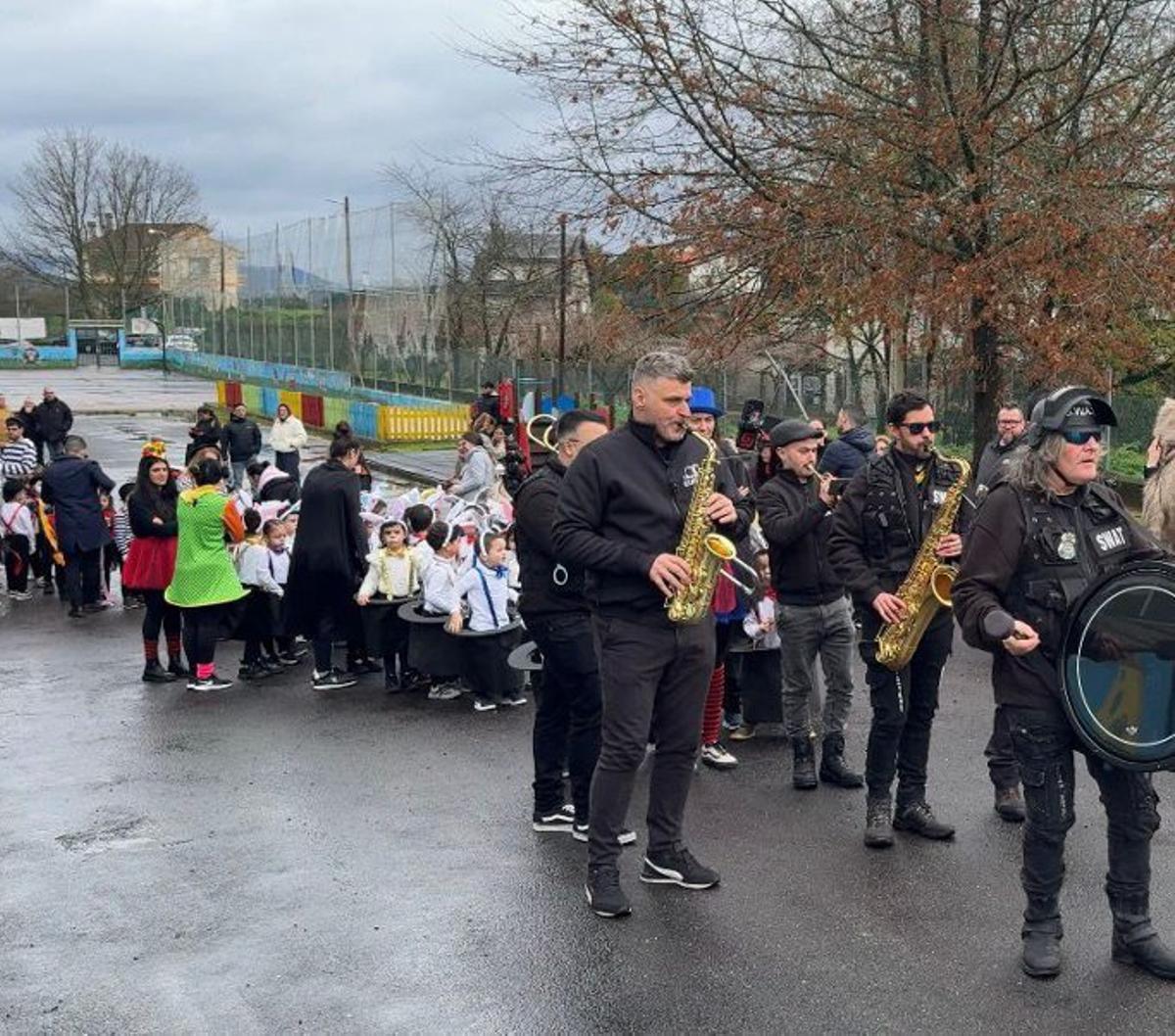 Colegio Manuel Luis Acuña, desfilando con la charanga. | FDV