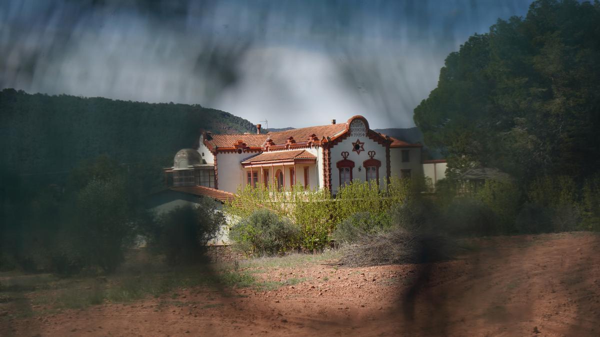 El mas Morera en una imatge d’ahir a través de la tanca que van instal·lar a finals del 2022 al voltant de la casa