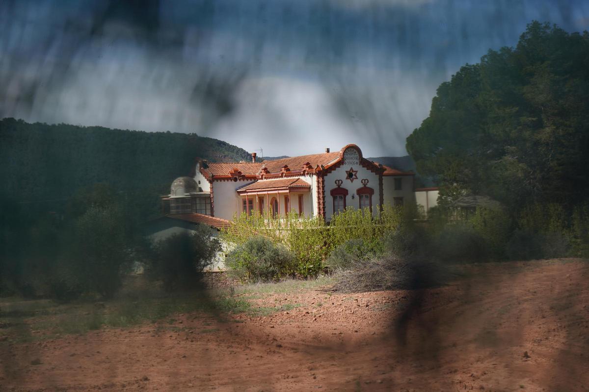 El mas Morera en una imatge d’ahir a través de la tanca que van instal·lar a finals del 2022 al voltant de la casa