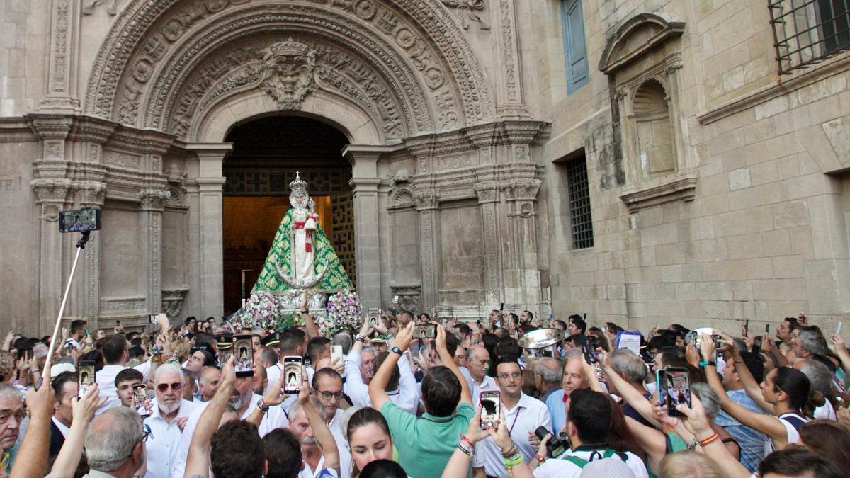 La Fuensanta a su salida de la Catedral.