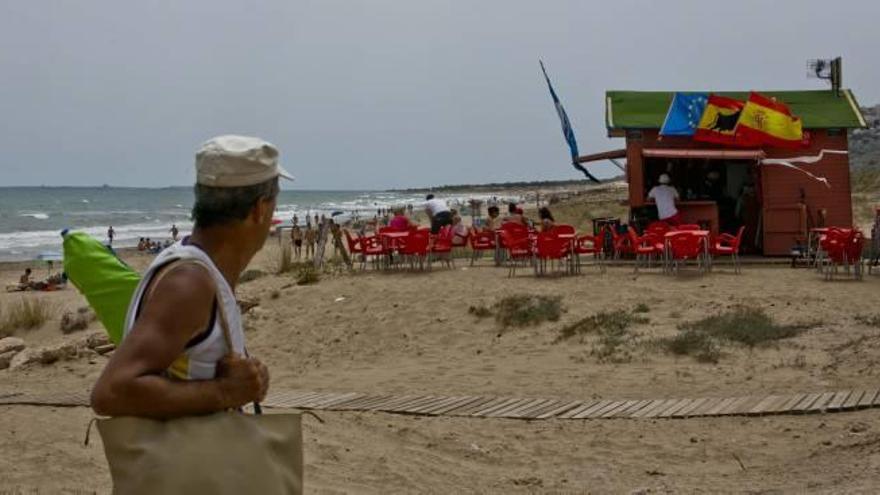 Uno de los populares chiringuitos que tradicionalmente se asienta en la playa de Arenales del Sol, en una imagen tomada ayer.