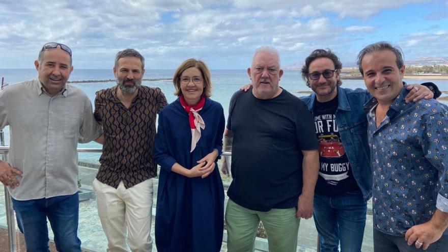 De izquierda a derecha, Ismael Curbelo, Gustavo Salmerón, Maria Pujalte, Imanol Uribe, Carlos Santos y Jose Fernández, hoy, en la terraza del Arrecife Gran Hotel con la playa de El Reducto de fondo.