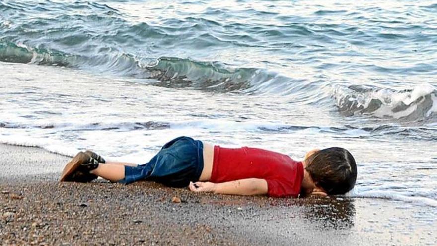 El cadàver d&#039;Aylan Kurdi estès a la sorra de la platja turca de Bodrum