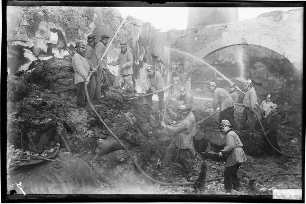 Benedicció d’un cotxe de bombers en la festa de Sant Cristòfor. Carrer del Regomir, Barcelona, 1913.
