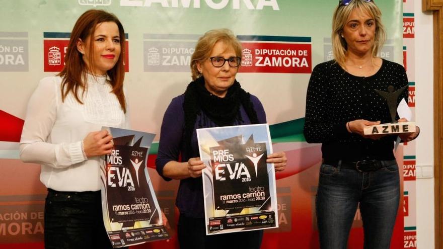 La diputada Maribel Escribano (centro) presenta los premios EVA junto a Rosa Chacón (izquierda) y Ana Antruejo, ambas de AZME.