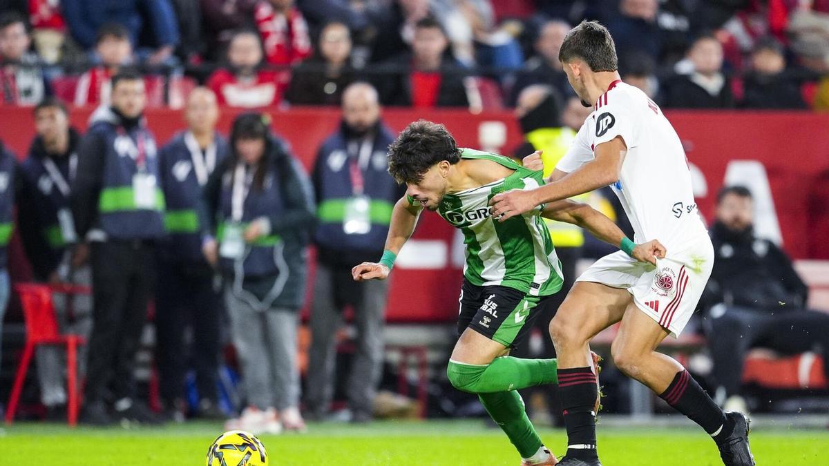 Kike Salas y Abde pugnan por un balón en el derbi en el Ramón Sánchez-Pizjuán de Liga entre Sevilla FC y Real Betis Balompié