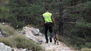 Un Guardia Civil con un perro de la unidad en La Peñota. 