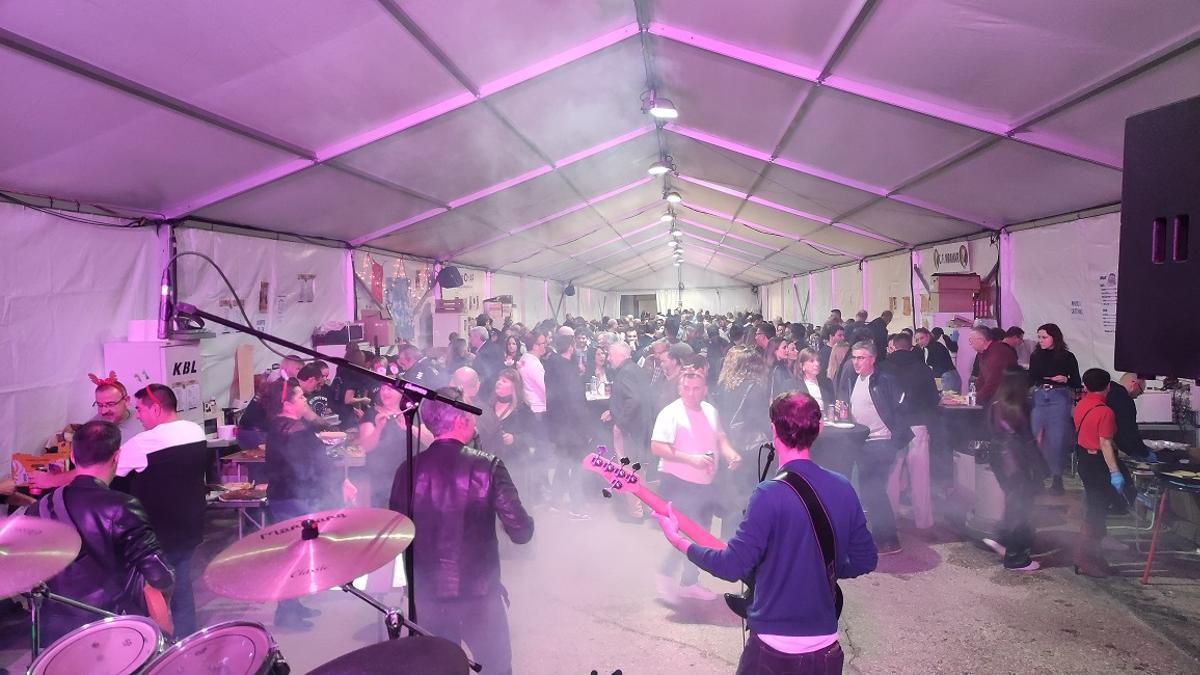 La música en directe, a la carpa, fa gaudir a veïns i visitants