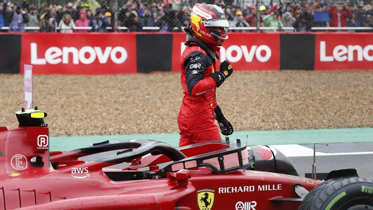 Carlos Sainz celebra la pole en silverstone