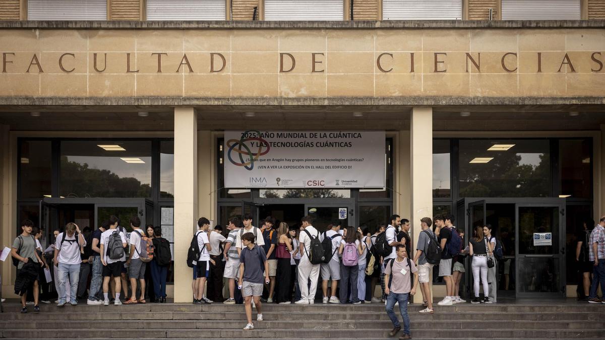 Cientos de estudiantes en los porches de la Facultad de Ciencias de la Universidad de Zaragoza durante la Prueba de Acceso a la Universidad, la semana pasada.