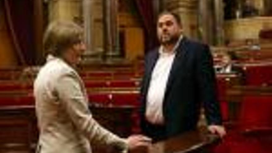 La presidenta del Parlament, Carme Forcadell, amb Junqueras, abans del debat.