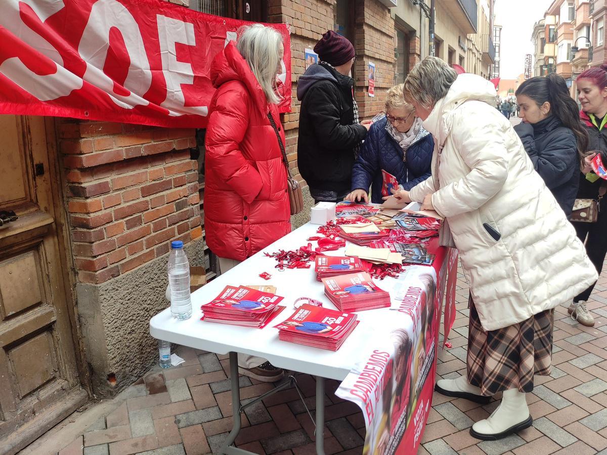 Mesa informativa del PSOE en Benavente este jueves.