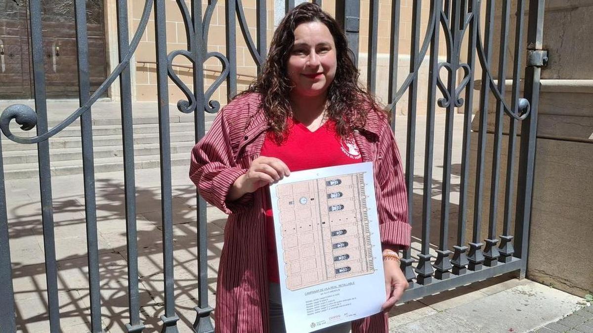 La regidora de Tradicions de Vila-real, Miriam Caravaca, mostra un dels retallables del campanar de l'església arxiprestal que es distribuiran aquest dimecres.