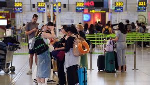 Imágenes de turistas a su llegada al aeropuerto de Málaga-Costa del Sol, a 1 de julio de 2024, en Málaga, Andalucía (España).