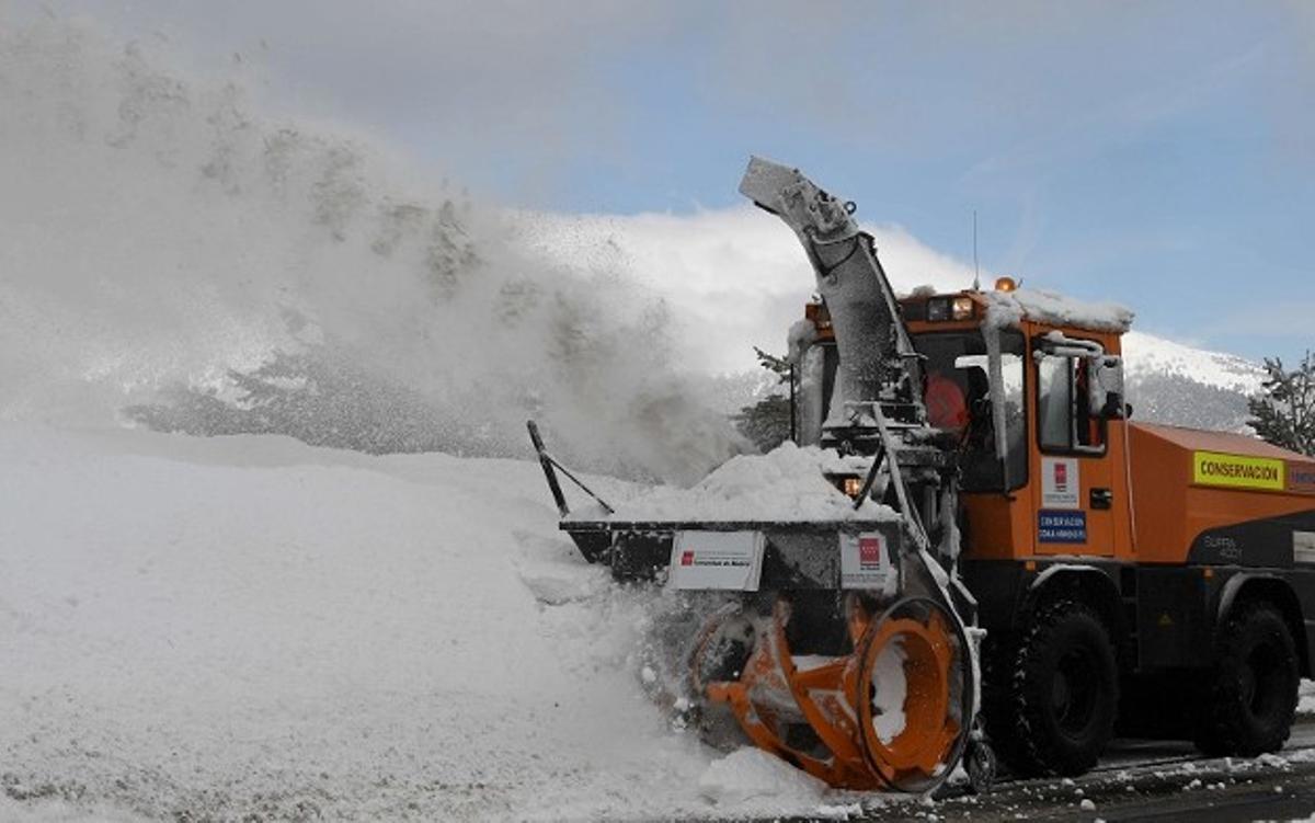 Una máquina quitanieves de la Comunidad de Madrid despejando una carretera.