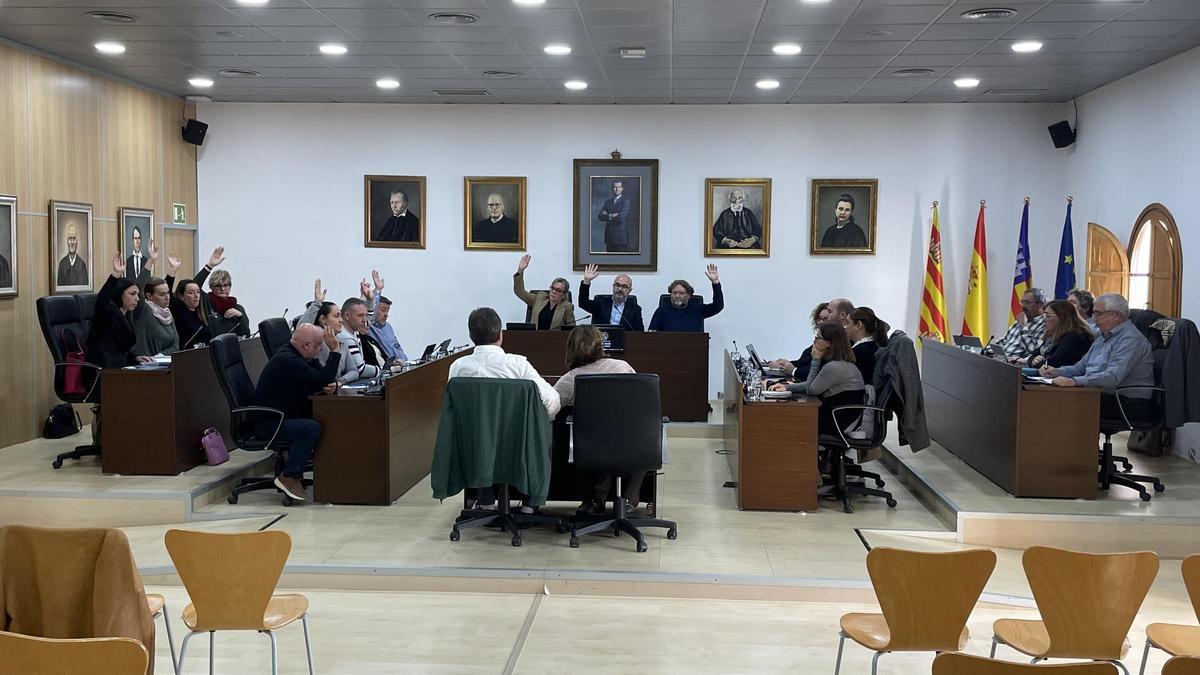 El equipo de gobierno y las dos concejalas de Vox, a la izquierda, votan a favor del presupuesto esta mañana en el pleno extraordinario de Sant Josep.