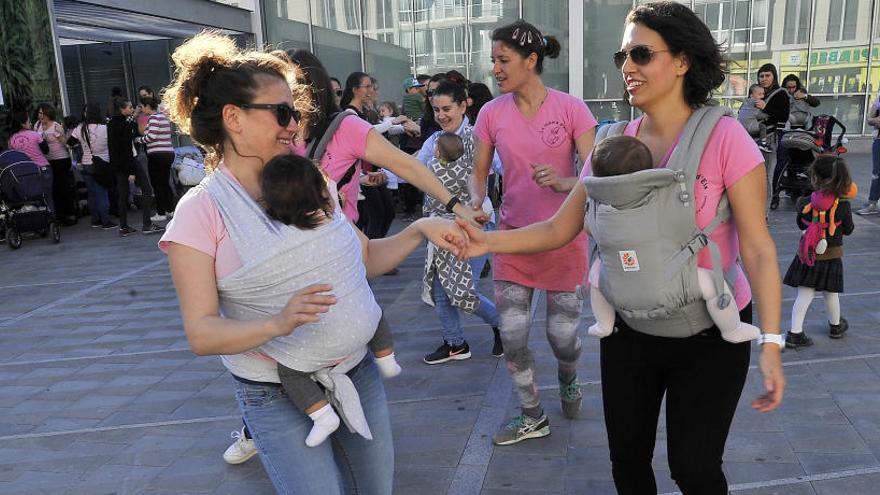 Dos mamás con sus bebés, en un acto organizado por la Mama d&#039;Elx