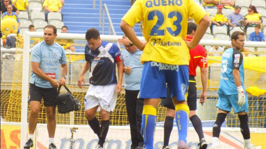 Arriba, el penalti de Barbosa y el autogol de Araujo; abajo, la lesión de Pablo.