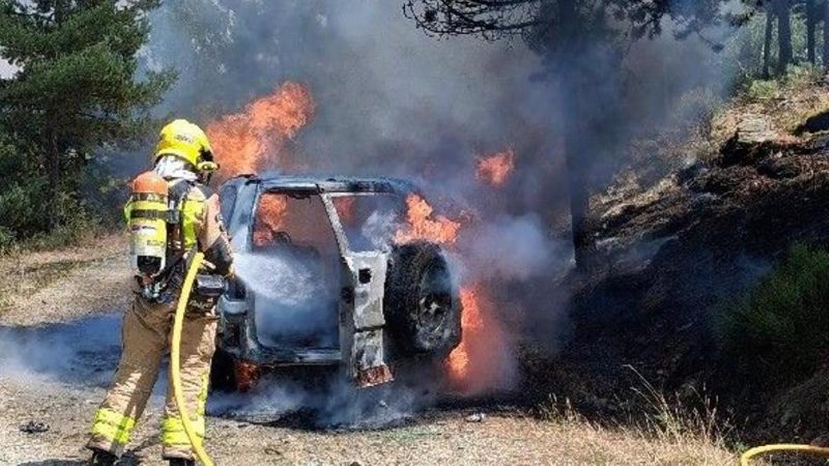 Efectius treballant en l'extinció del foc que ha afectat un turisme a Fontanals