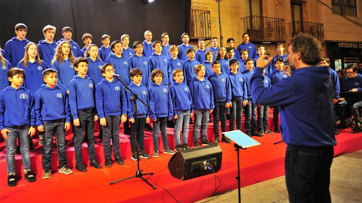 Chicas y chicos del Coro Juvenil y la Escolanía, en un acto a finales de 2019