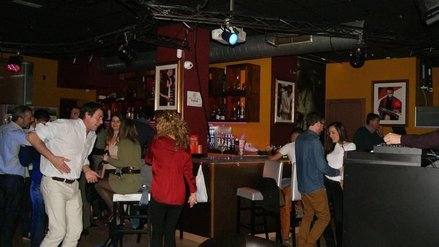 Animado momento de baile en el nuevo Atomic, animado por el Dj Patricio Moreno.