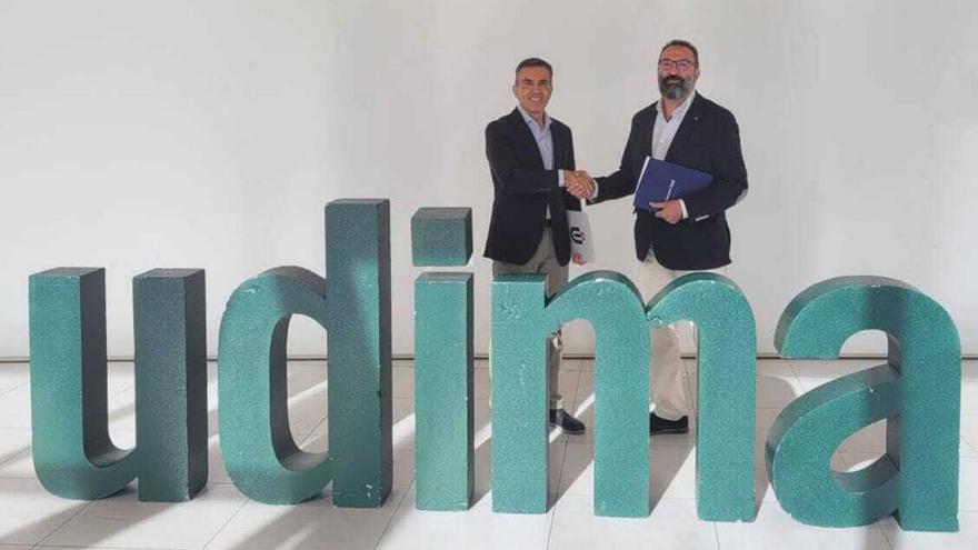 Juan Luis Rubio y Francisco Álvarez posan juntos tras la firma del convenio en la UDIMA.