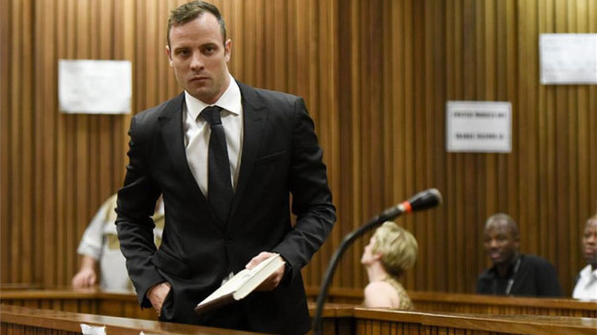 Pistorius entra en una sala del Tribunal Superior de Pretoria