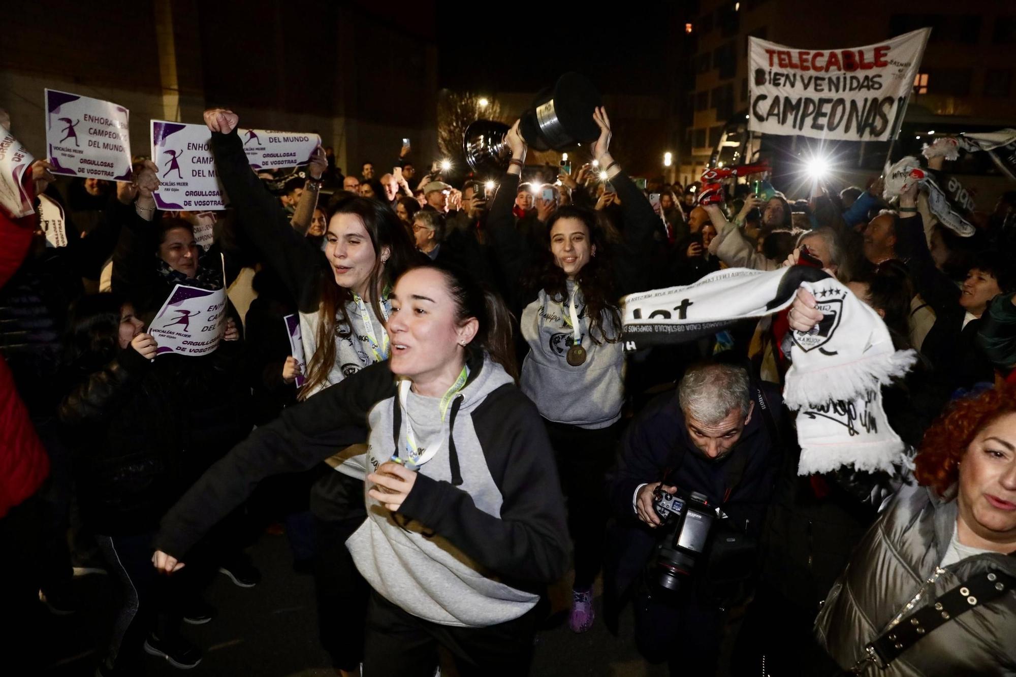 Así fue el multitudinario recibimiento en Gijón a las jugadoras del Telecable (en imágenes)