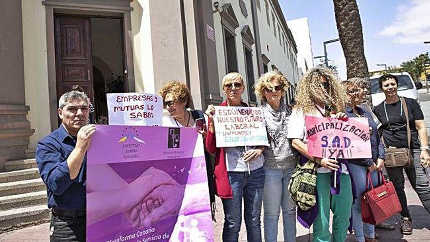 Protesta de familiares de persoans depednientes y de trabajadoras del Servicios de Ayuda a Domicilio fuera del Cabildo Insular.